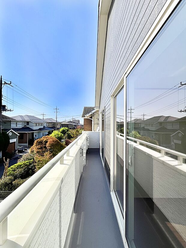 ◆A号棟◆〜Balcony〜 バルコニーは温かい陽がさしこみ、お布団や洗濯物を気持ちよく干すことができます。 使いやすく開放的なバルコニーです♪陽ざしがたっぷり降り注ぐ、バルコニー付き住まい。