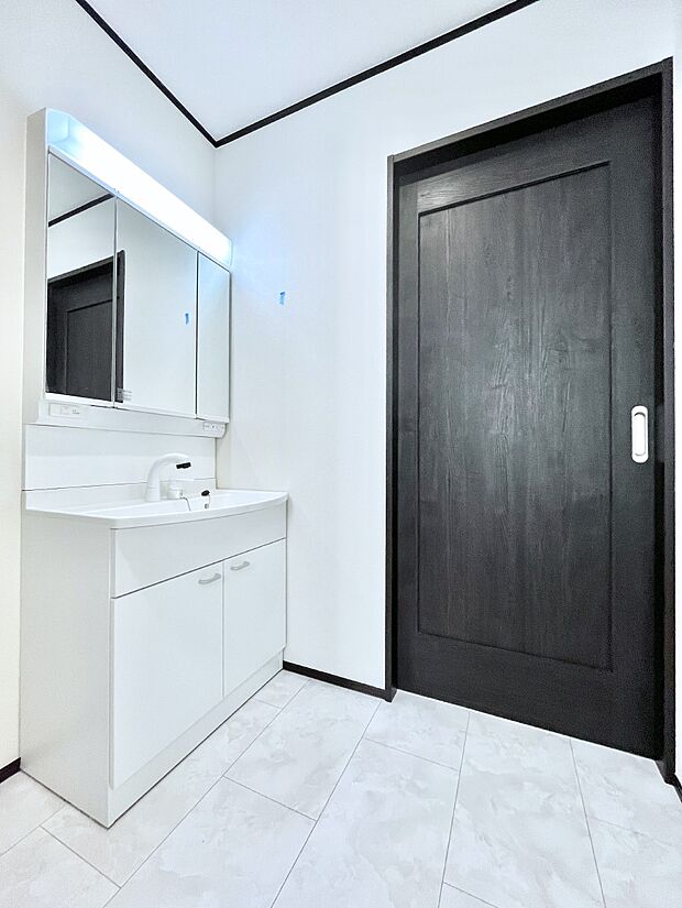 ◆A号棟◆清潔感のある快適空間です。毎日の身支度も気持ち良くお使い頂けます。