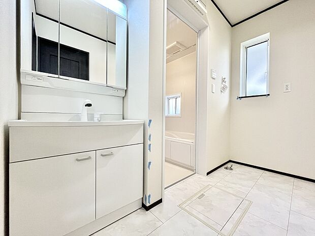 ご家族の賑やかな話し声で包まれる明るいリビング  ※家具はCGです