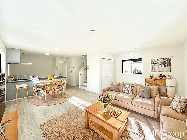 ~Living~ 家族の会話や笑顔が行き交うリビングです。子供が走ってる姿を見ながら、大きなソファやダイニングテーブルでゆったり食事をしたりくつろぎたい♪そんな夢が叶えられる空間です!※家具はCGです