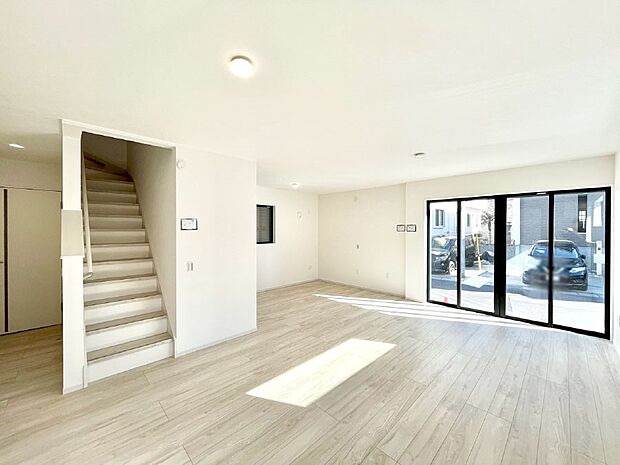 〜Living〜　飽きの来ないシンプルでおしゃれなLDK。大きな窓から日差しが差し込むので室内も明るく、家族の憩いの場としてピッタリです。開放感と日当たりの良さを是非ご覧ください！