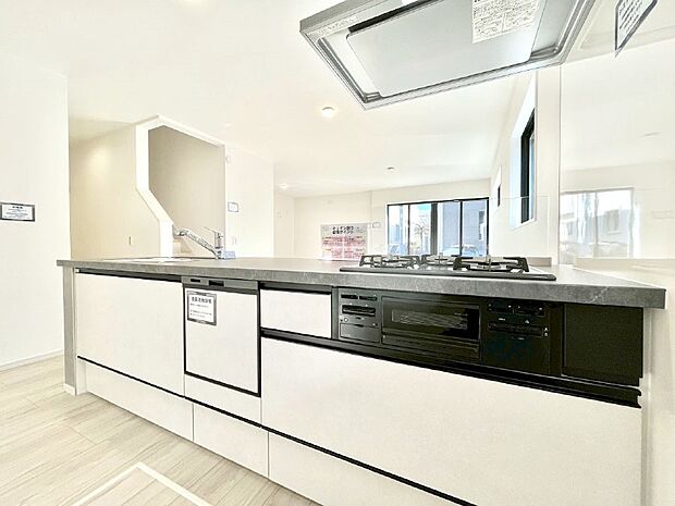 ~Kitchen~ リビングが見渡せるカウンターキッチン。 料理をしながら家族とコミュニケーションをとれるだけでなく、大きな開放感も得ることができます。 お子様の成長も感じることができますね!