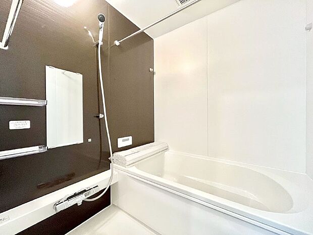 ~Bath Room~ 落ち着いた雰囲気の浴室で明日に向けてリフレッシュ。浴室乾燥機能も付いているので隣の洗濯機置き場で洗い上がった洗濯物を、雨の日も天気を気にせず乾燥させることも可能です。