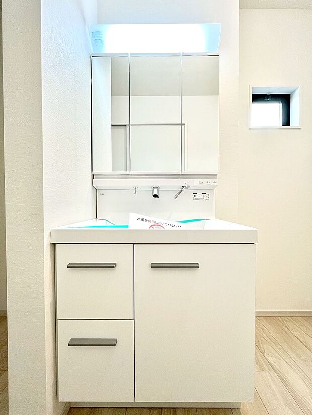 〜Dressing Room〜　十分な大きさの洗面台は収納もさる事ながら、身だしなみチェックや歯磨きなど、朝の慌ただしい時間でもホテルライクなスペースで余裕とゆとりを感じて頂けます。