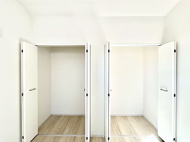 ~Closet~ 壁面クローゼットがあればタンスを置く必要がなく、出っ張りのないスッキリ空間を維持できます。限られたスペースを有効に活用できそう。季節の衣類や趣味の品などたっぷり収納出来ますね♪