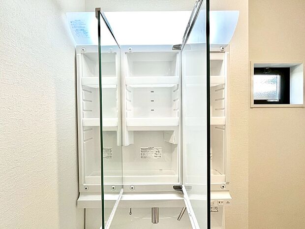 三面鏡の裏に、化粧品や衛生用品などを収納可能。洗面台をすっきりと保ちます!
