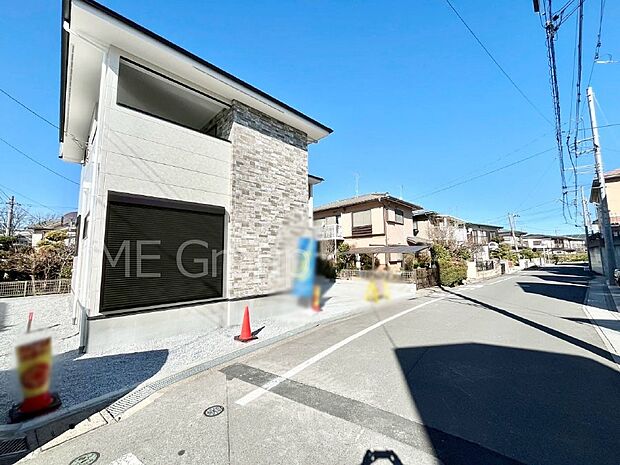 ~Exterior~ 前面道路は閑静な住宅地をはしる車通りの少ない道路。駐車の出し入れもらくらくです!ご不明点・現地見学のご希望は、お気軽にお問い合わせください!