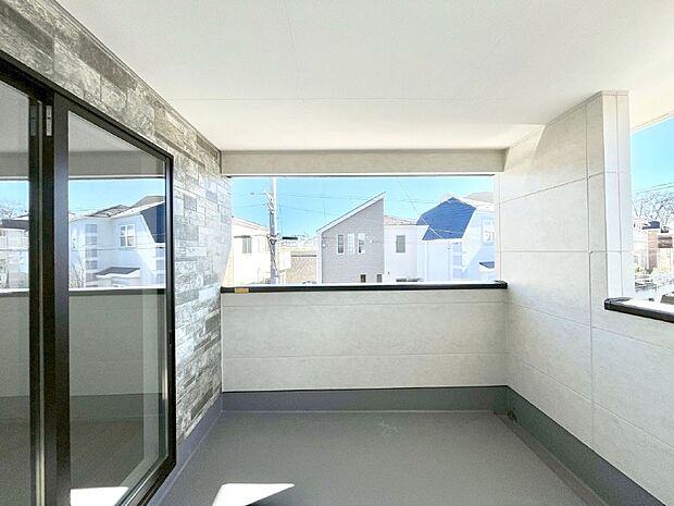 〜Balcony〜　インナーバルコニーは洗濯物を干すスペースとして急な雨で洗濯物が濡れてしまうのを防いでくれます◎チェアでくつろいだり、夏には周りを気にせずビニールプールが楽しめますね♪