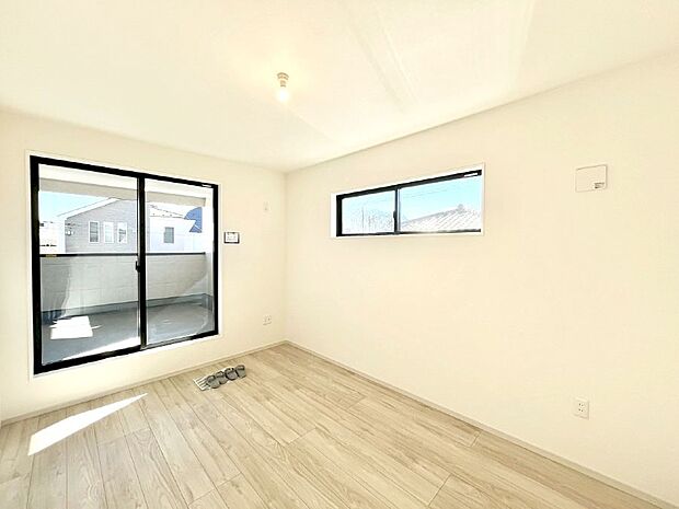 ~Bed Room~ 部屋数が多いのが戸建てのメリットです。ご家族が増えたことで手狭に感じていた住まいも戸建てでは各居室プライバシーを保つことができます。住まいにゆとりが生まれ心もリラックスできます♪
