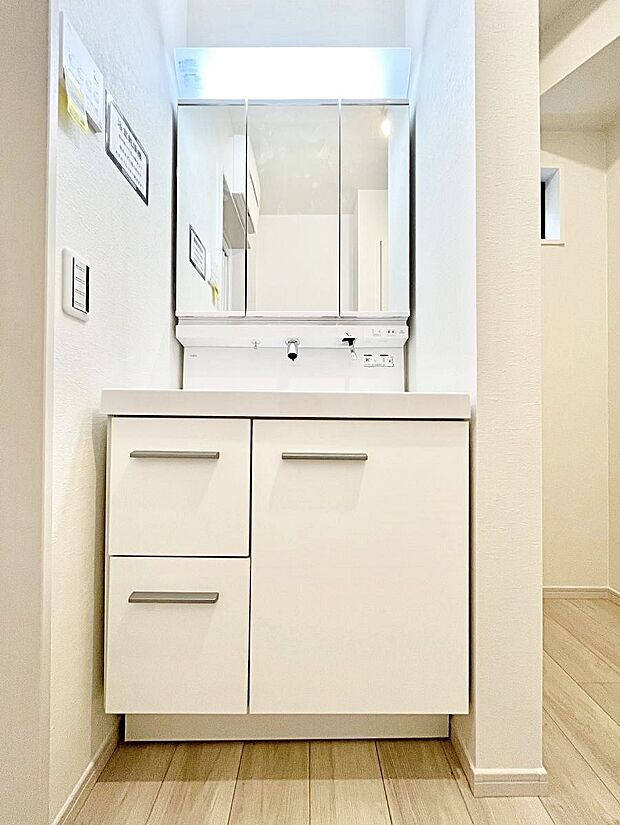 〜Dressing Room〜  清潔感溢れる色合いで統一されていると、スッキリと整った印象をうけます。  鏡の裏にはたっぷりと収納スペースを標準装備！  水廻りは、シンプルかつ機能性を重視して。