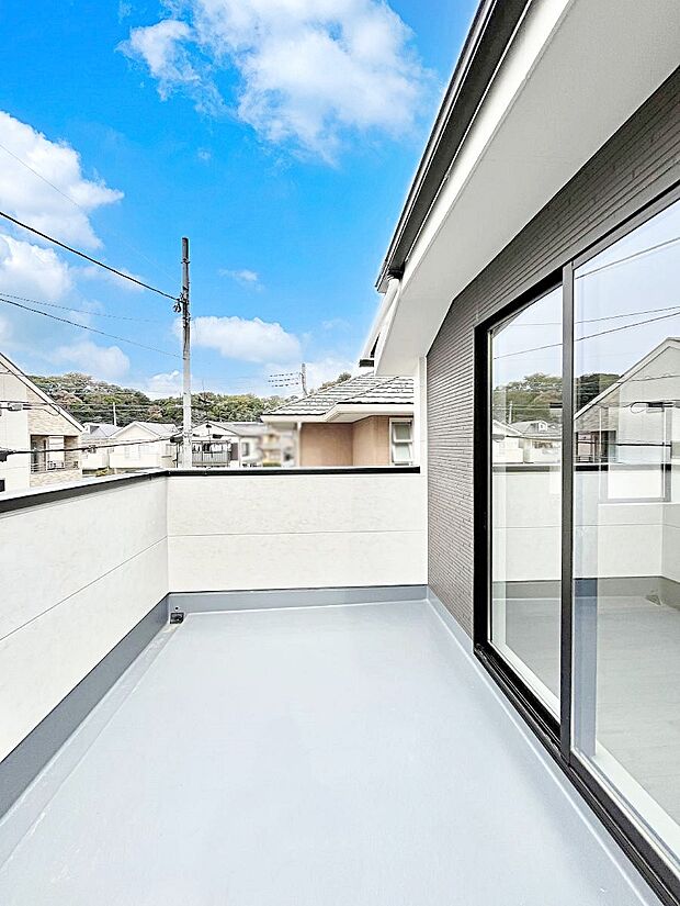 〜Balcony〜  大きな空に囲まれた気持ちのいい家。  バルコニーを覗くだけで圧倒的な開放感に包まれます。  バルコニーは陽がさしこみお布団や洗濯物を気持ちよく干すことができます。