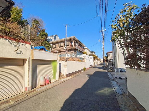 〜Exterior〜　前面道路： 東 5m 公道　前面道路は閑静な住宅地をはしる車通りの少ない道路。駐車の出し入れもらくらくです！ご不明点・現地見学のご希望は、お気軽にお問い合わせください！