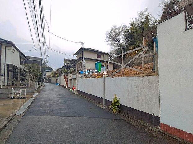~Exterior~ 前面道路: 東 5m 公道 前面道路は閑静な住宅地をはしる車通りの少ない道路。駐車の出し入れもらくらくです!ご不明点・現地見学のご希望は、お気軽にお問い合わせください!
