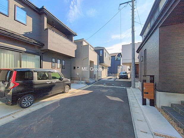 〜Exterior〜　前面道路：西 4.5m 私道　前面道路は閑静な住宅地をはしる車通りの少ない道路。駐車の出し入れもらくらくです！ご不明点・現地見学のご希望は、お気軽にお問い合わせください！