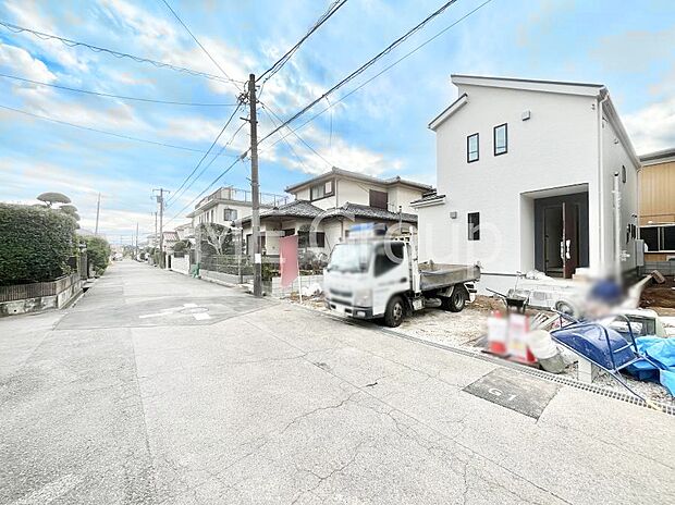 〜Exterior〜　前面道路：北東6ｍ公道　前面道路は閑静な住宅地をはしる車通りの少ない道路。駐車の出し入れもらくらくです！ご不明点・現地見学のご希望は、お気軽にお問い合わせください！