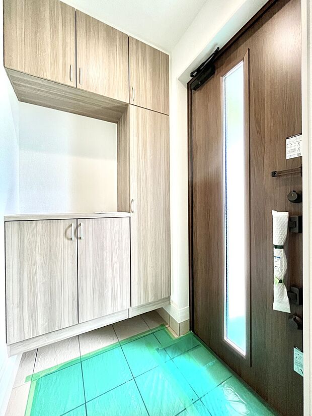 ◆A号棟◆〜Entrance〜 家の中でお客様を迎える最初の場所である玄関は、家の印象そのものです!豊富な玄関収納で、常に綺麗に保つことが出来ます♪玄関にはたっぷり収納の下駄箱を完備!