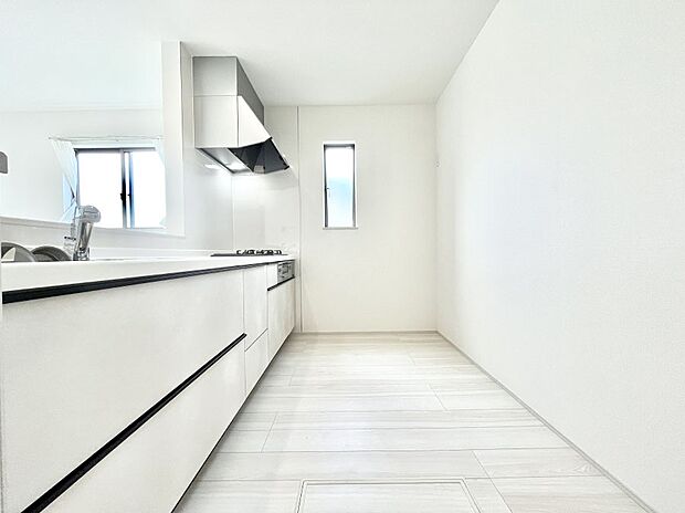 ◆A号棟◆〜Kitchen〜 自然光が入る窓のあるキッチン☆毎日使う場所だからこそ、使い勝手を考慮しました。ゆったりとしたキッチンコーナーは質感豊かな仕上がりとなっております。