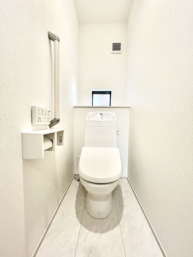 ◆A号棟◆〜Toilet〜 清潔感のある水回り♪トイレはウォシュレット付きです◎トイレは毎日使わざるを得ないもの。いつも清潔を保ちたいですね。トイレが2ヶ所あるので朝の混雑時に便利です!