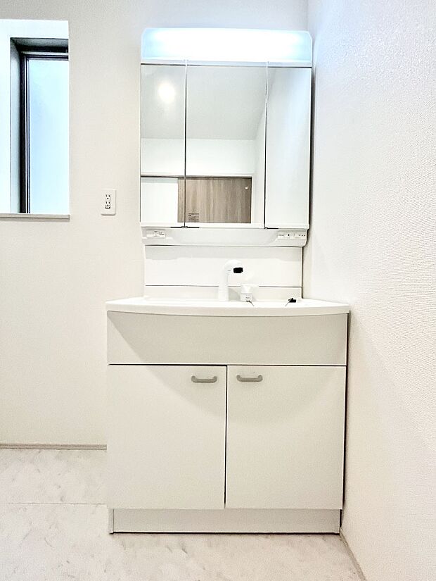 ◆A号棟◆〜Dressing Room〜十分な大きさの洗面台は収納もさる事ながら、身だしなみチェックや歯磨きなど、朝の慌ただしい時間でもホテルライクなスペースで余裕とゆとりを感じて頂けます。