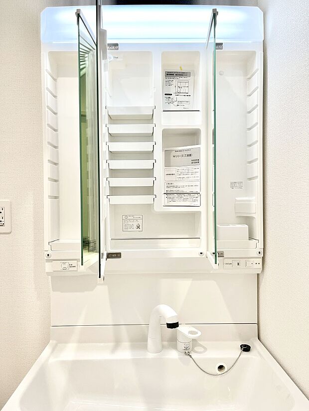 ◆A号棟◆三面鏡の裏に、化粧品や衛生用品などを収納可能。洗面台をすっきりと保ちます!