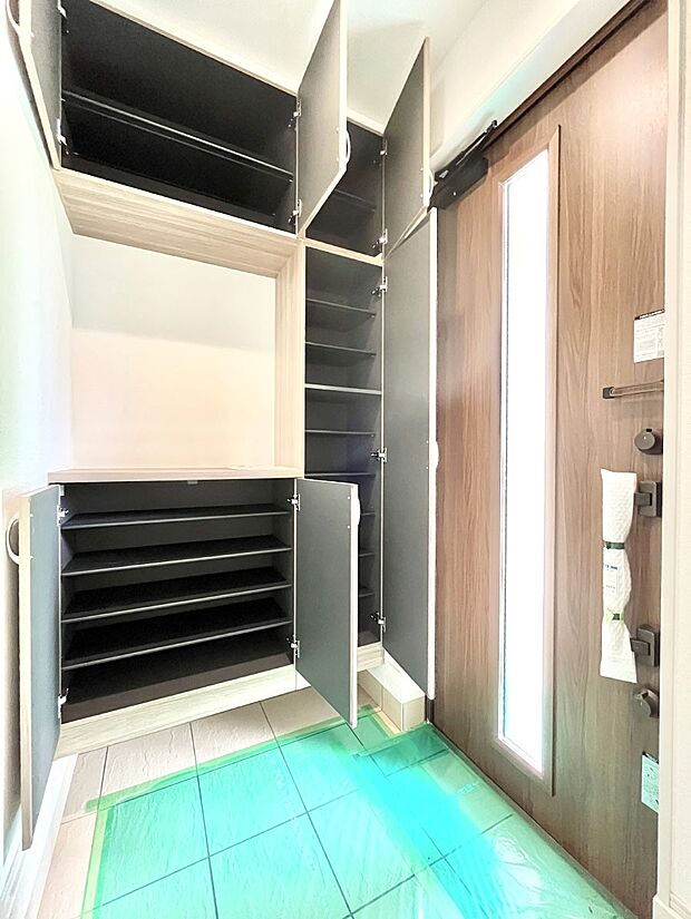 ◆A号棟◆たっぷり収納できるシューズボックスで家族全員の靴も、玄関すっきり。