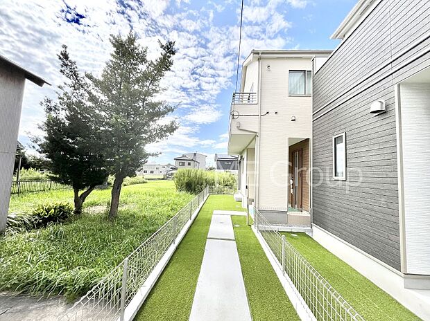 ◆A号棟◆〜Exterior〜 閑静な住宅地で子育て家族にピッタリ。毎日のお散歩も快適な緑に恵まれたエリアで、自然に包まれた穏やかな暮らしを実現するための、ゆとりある住環境が整っています。