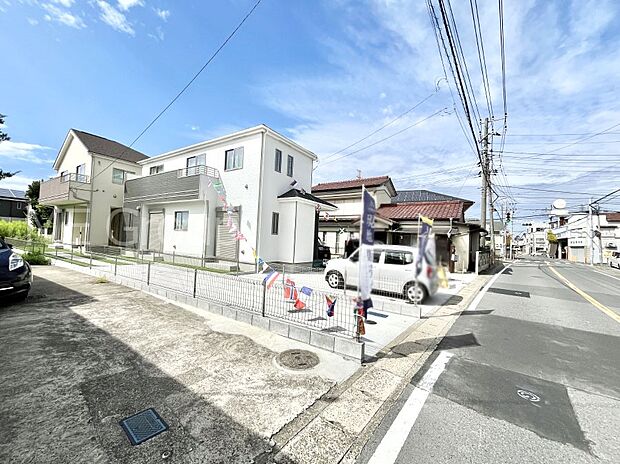 〜Exterior〜 前面道路:東 7.28m 公道 閑静な住宅地で子育て家族にピッタリ。自然に包まれた穏やかな暮らしを実現するための、ゆとりある住環境が整っています。