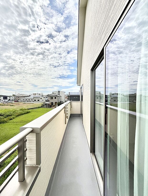 ◆A号棟◆〜Balcony〜 南向きのバルコニーの前には雲以外に太陽を遮るものがありません。お洗濯物も乾きやすく、何より明るく気持ちのいい光が入ってきます。家族全員分の洗濯物も一気に干せます。