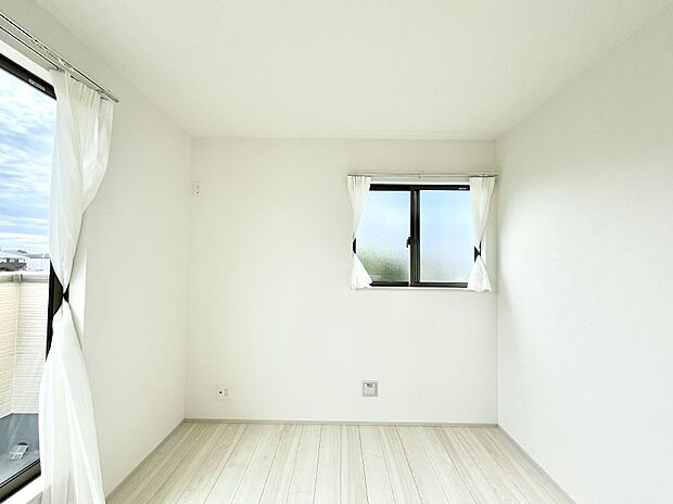 ◆A号棟◆〜Bed Room〜2面採光を確保した明るい室内は、風通しも良く、大変居心地の良い空間となっております。爽やかな風を感じて起きる朝は、快適生活の始まりに!