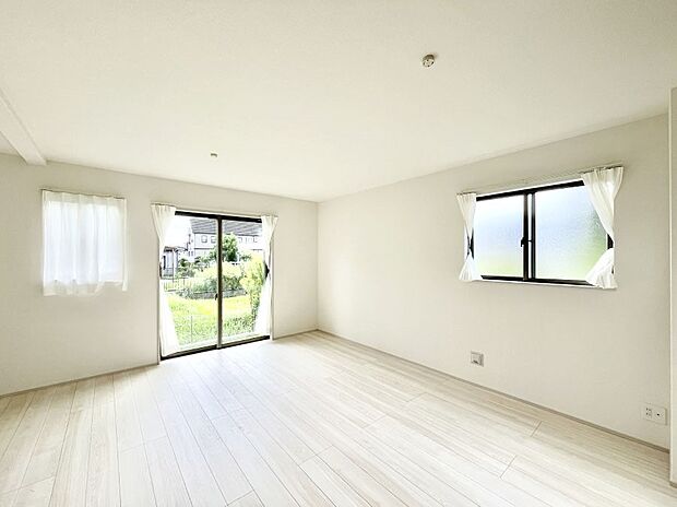 ◆A号棟◆〜Living〜 飽きの来ないシンプルでおしゃれなLDK。大きな窓から日差しが差し込むので室内も明るく、家族の憩いの場としてピッタリです。開放感と日当たりの良さを是非ご覧ください!