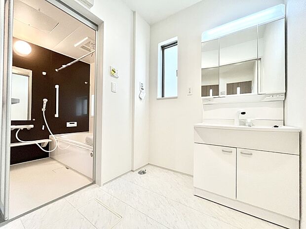 ◆A号棟◆〜Dressing Room〜 暗くなりがちな洗面所も窓があると採光と換気が可能なので気持ちよくお使い頂けます。三面鏡タイプの洗面台は鏡裏収納で散らかりがちな洗面所もスッキリ♪