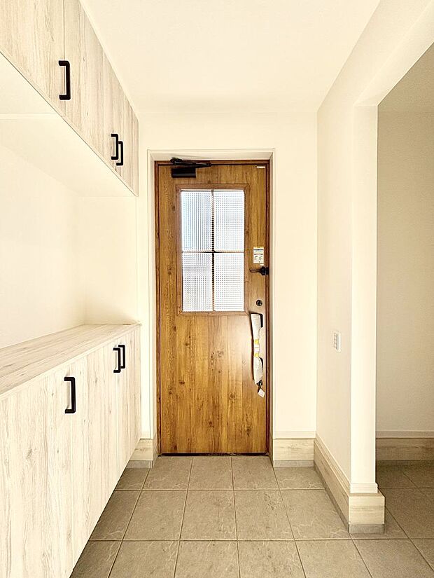 〜Entrance〜　家の中でお客様を迎える最初の場所である玄関は、家の印象そのものです！豊富な玄関収納で、常に綺麗に保つことが出来ます♪玄関にはたっぷり収納の下駄箱を完備！