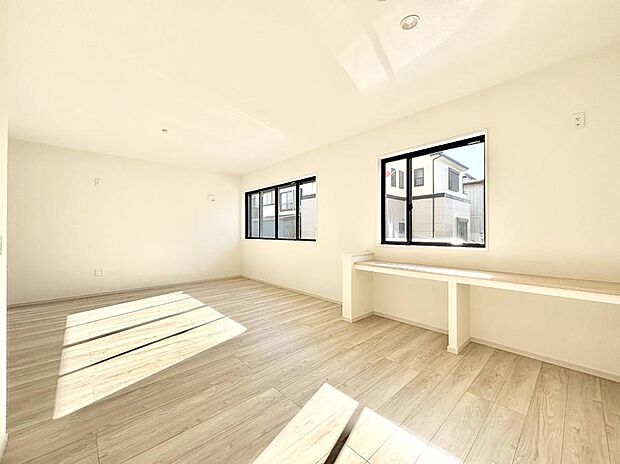 〜Living〜　家族の食事や団らんのほか、子どもを遊ばせたり、友人を招いたりするLDKは住まいの中心。長時間過ごす場所だから、その空間は住まい全体の居心地を左右します。