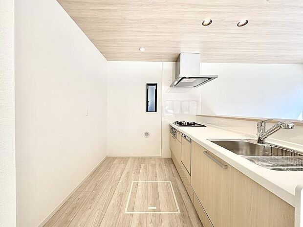 ~Kitchen~ 自然光が入る窓のあるキッチン☆毎日使う場所だからこそ、使い勝手を考慮しました。ゆったりとしたキッチンコーナーは質感豊かな仕上がりとなっております。