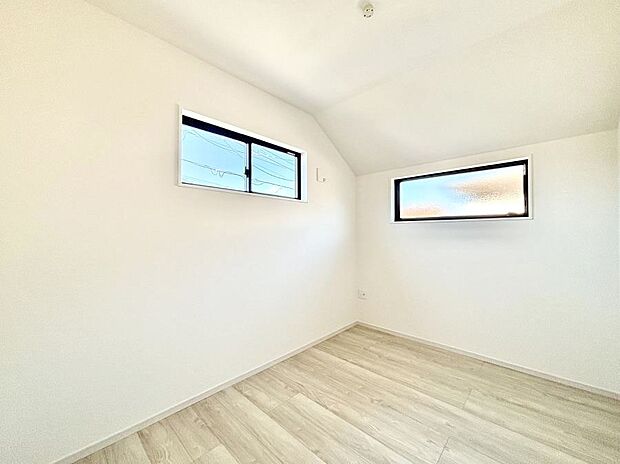 〜Bed Room〜　子供部屋はお子様にとって大変重な役割があります。子供一人で過ごす空間を与えることで、宿題や勉強時間も自然と増えまた自ら部屋の片付けや掃除なども促すことに繋がります。