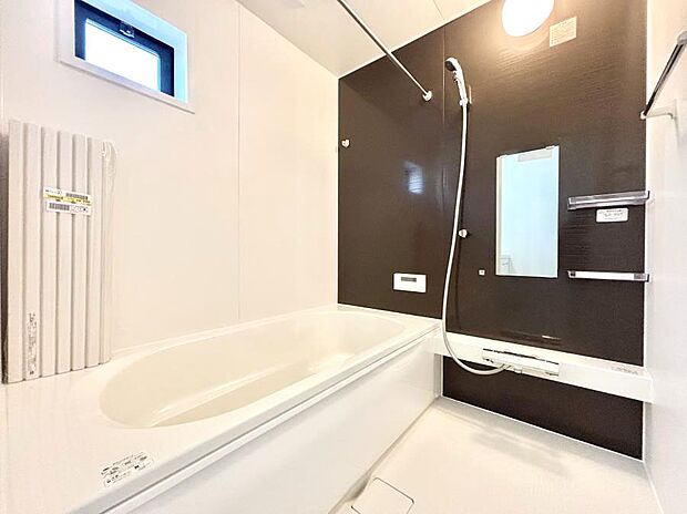 〜Bath Room〜　落ち着いた雰囲気の浴室で明日に向けてリフレッシュ。浴室乾燥機能も付いているので隣の洗濯機置き場で洗い上がった洗濯物を、雨の日も天気を気にせず乾燥させることも可能です。