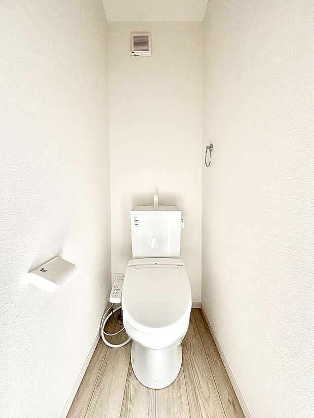 ～Toilet～　綺麗・スッキリ・快適なウォシュレット付トイレでくつろげる空間です。トイレは毎日使わざるを得ないもの。いつも清潔を保ちたいですね。トイレが2ヶ所あるので朝の混雑時に便利です！