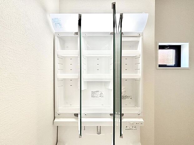 三面鏡の裏に、化粧品や衛生用品などを収納可能。洗面台をすっきりと保ちます!