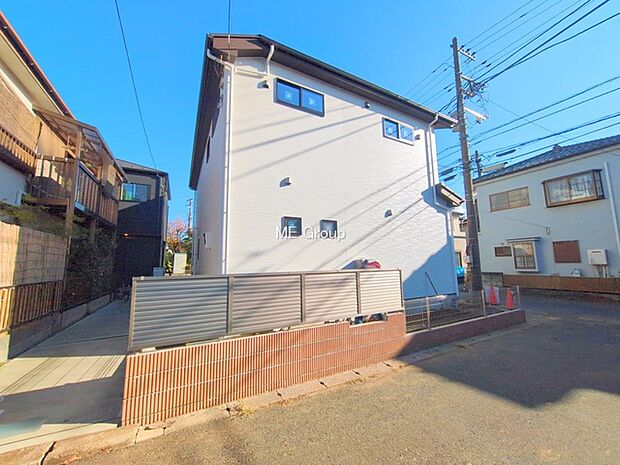 〜Exterior〜  駐車場2台置けます！(車種による)  自転車置き場や物置場として、お子様の遊ぶスペースとして、ゆとりある敷地だからこそ可能な多用途にご利用いただけるスペースです。