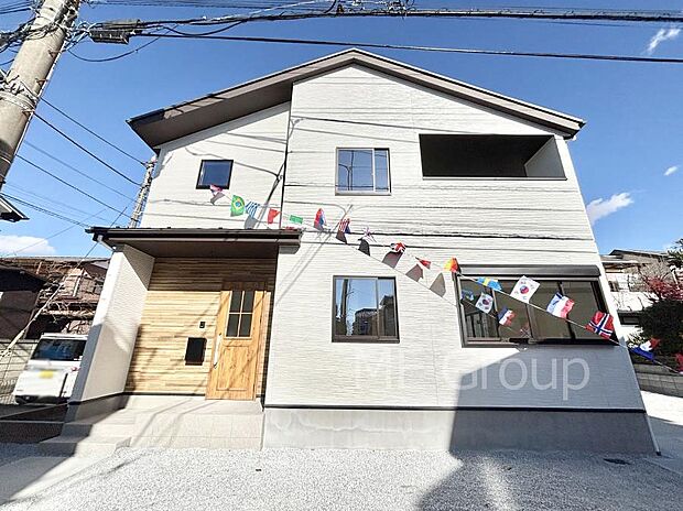~Exterior~ 堂々たる趣ながら、主張し過ぎずどこか余裕を感じさせるシャープなフォルムで佇む邸宅は、晴天の空と照らし合わせる事で、本来あるべき完成形の姿を見せてくれます。