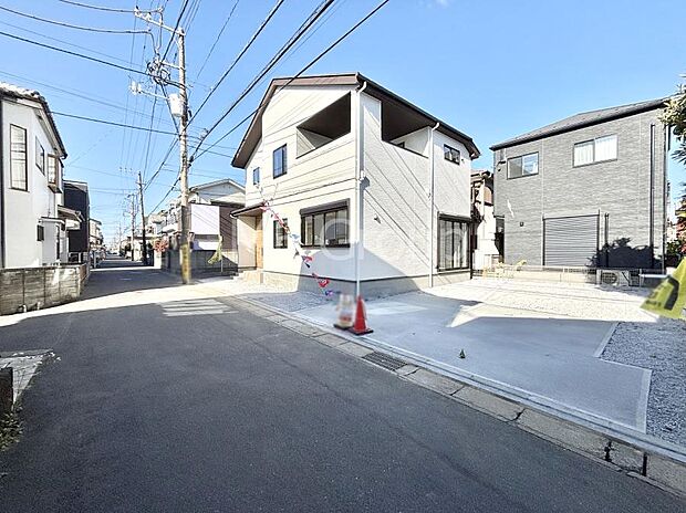 前面道路：角地 ： 南 4m 公道、西 4m 私道  前面道路は閑静な住宅地をはしる車通りの少ない道路。  駐車の出し入れもらくらくです！ご不明点・現地見学のご希望は、お気軽にお問い合わせください！