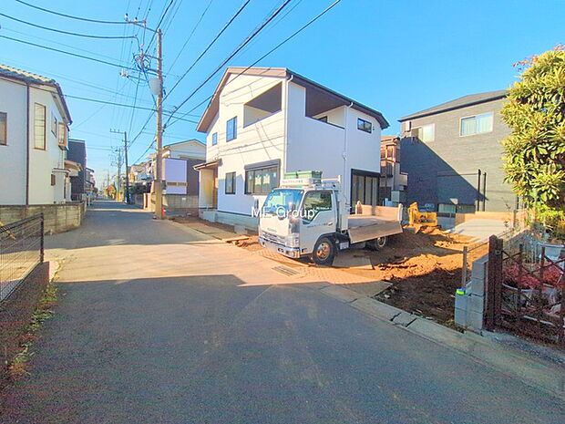 前面道路：角地 ： 南 4m 公道、西 4m 私道  前面道路は閑静な住宅地をはしる車通りの少ない道路。  駐車の出し入れもらくらくです！ご不明点・現地見学のご希望は、お気軽にお問い合わせください！