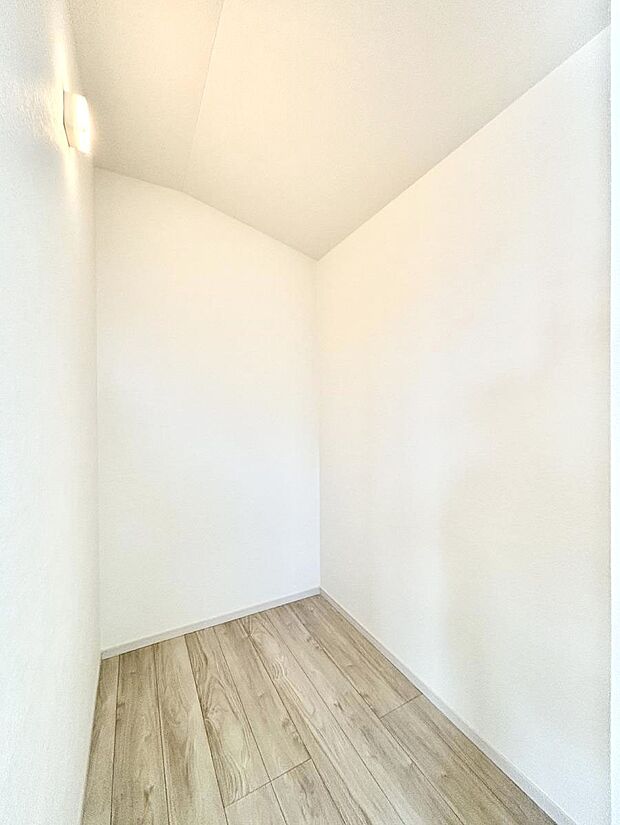 ~Walk-in Closet~ 必要なものやコーディネートを一覧して確認でき、身支度や準備が短時間で済むウォークインクローゼットを設置しました。家の中をすっきりとさせる便利な収納スペースです。