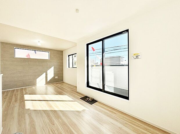 〜Living〜　飽きの来ないシンプルでおしゃれなLDK。大きな窓から日差しが差し込むので室内も明るく、家族の憩いの場としてピッタリです。開放感と日当たりの良さを是非ご覧ください！