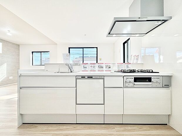 〜Kitchen〜　会話が弾むリビング、料理が愉しくなるキッチン。家は、ただ生活する場ではなく、暮らしを愉しく、快適にする場所。笑顔の毎日、安らぎの日々のために、最新の設備・仕様を採用。