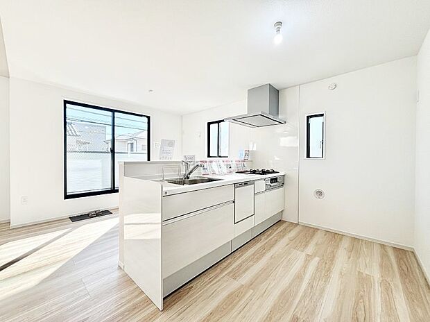 〜Kitchen〜　自然光が入る窓のあるキッチン☆毎日使う場所だからこそ、使い勝手を考慮しました。ゆったりとしたキッチンコーナーは質感豊かな仕上がりとなっております。