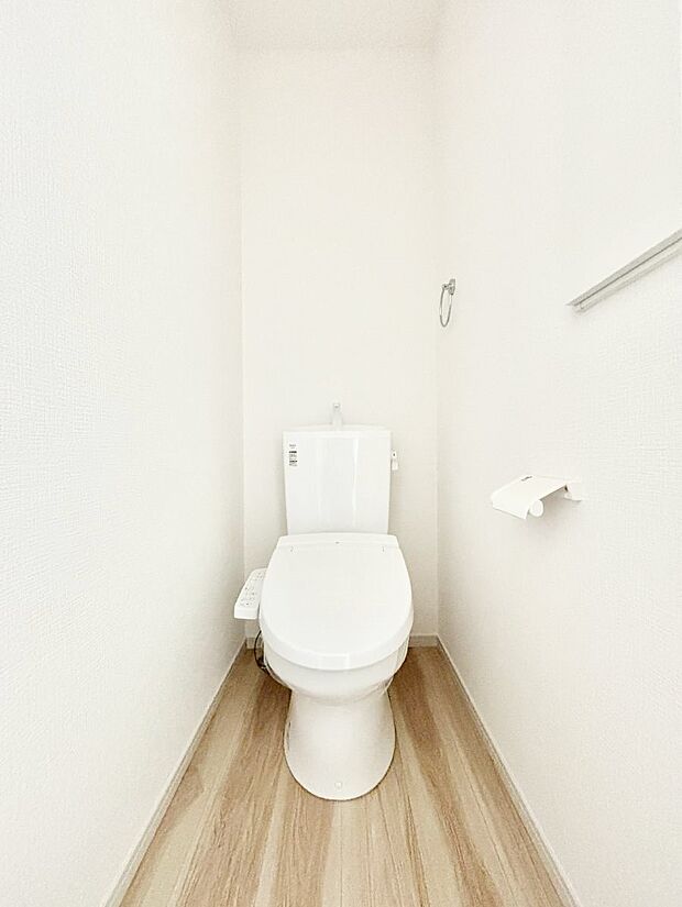 〜Toilet〜　綺麗・スッキリ・快適なウォシュレット付トイレでくつろげる空間です。トイレは毎日使わざるを得ないもの。いつも清潔を保ちたいですね。トイレが2ヶ所あるので朝の混雑時に便利です！