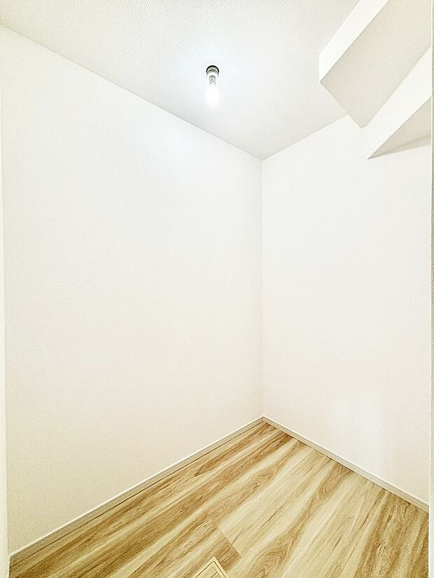 〜Walk-in Closet〜　必要なものやコーディネートを一覧して確認でき、身支度や準備が短時間で済むウォークインクローゼットを設置しました。家の中をすっきりとさせる便利な収納スペースです。