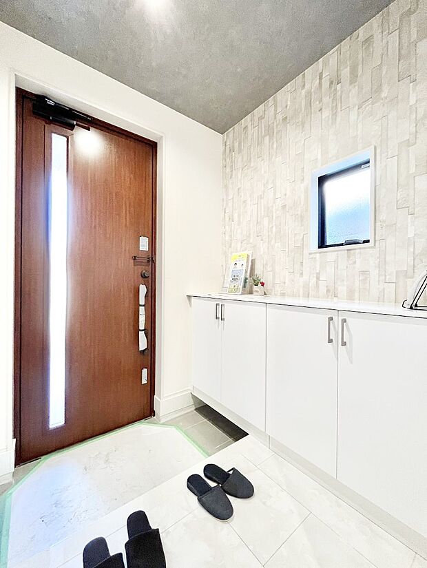 ガラススリットの入った玄関ドアが室内に光を届けてくれます