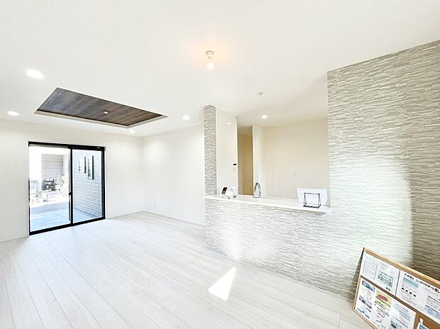 大きな窓からたっぷりの陽光と風を感じられるリビング